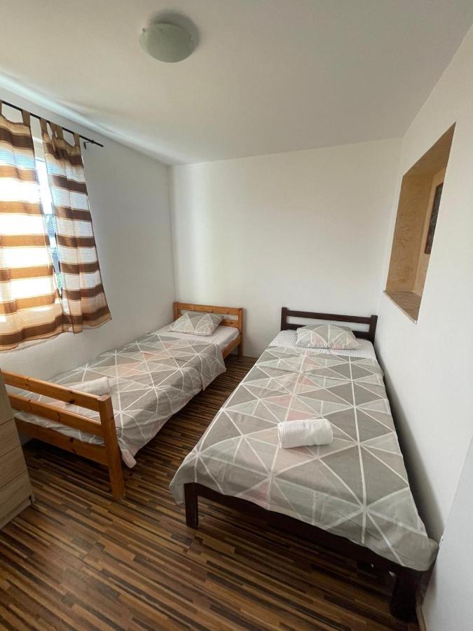 Apartment Ground Floor With Parking Erny 普拉 外观 照片