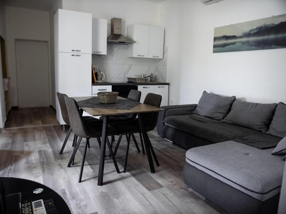 Apartment Ground Floor With Parking Erny 普拉 外观 照片