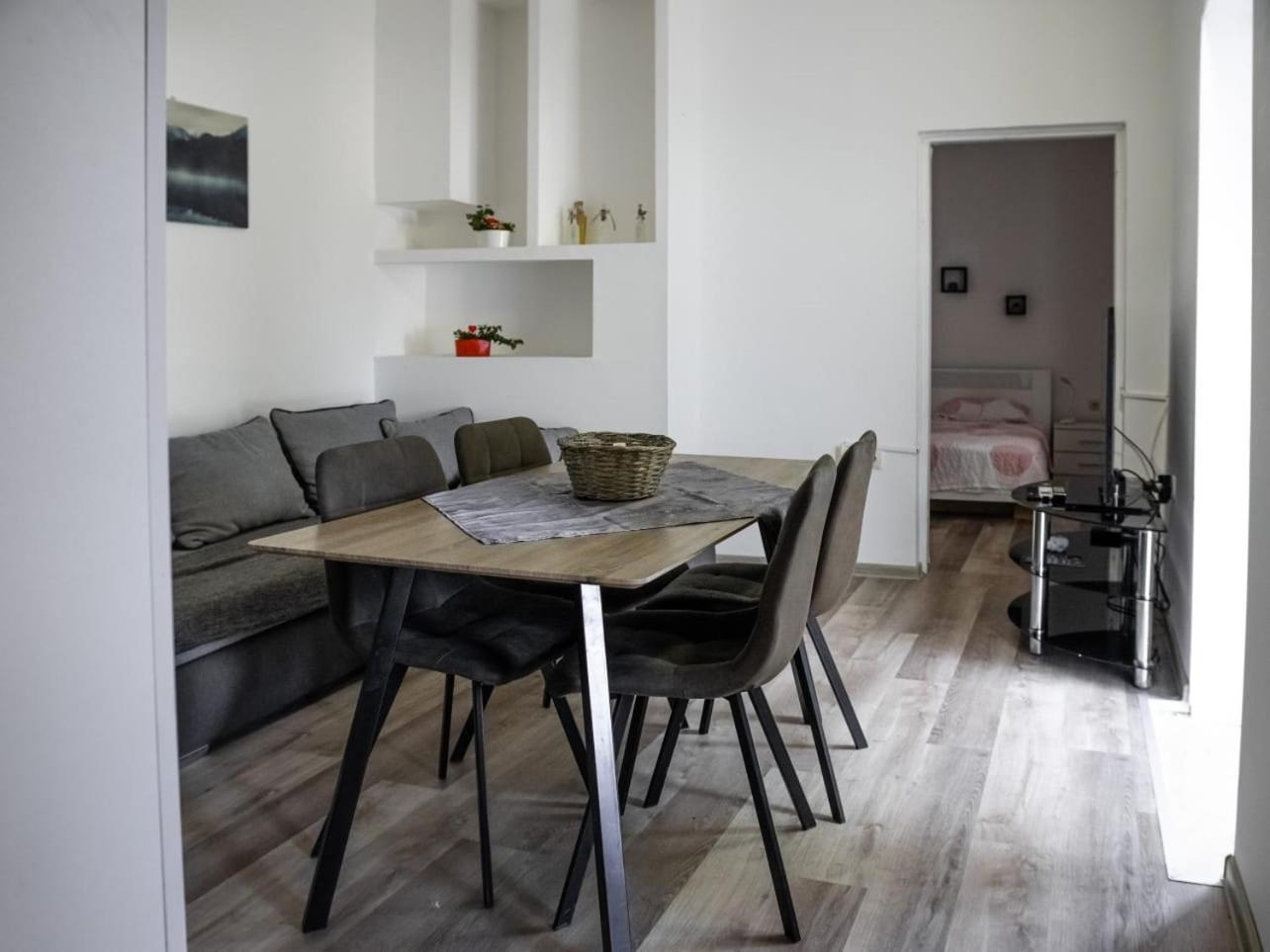 Apartment Ground Floor With Parking Erny 普拉 外观 照片